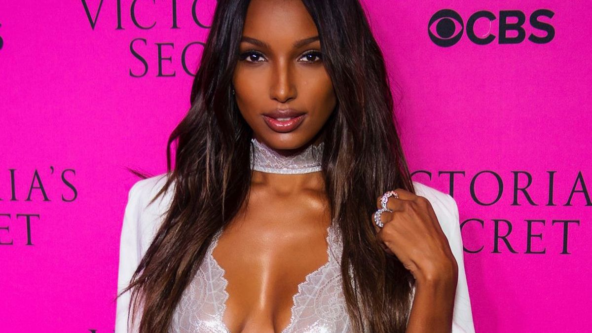 Зваблива модель показала засмагле тіло у крихітному бікіні