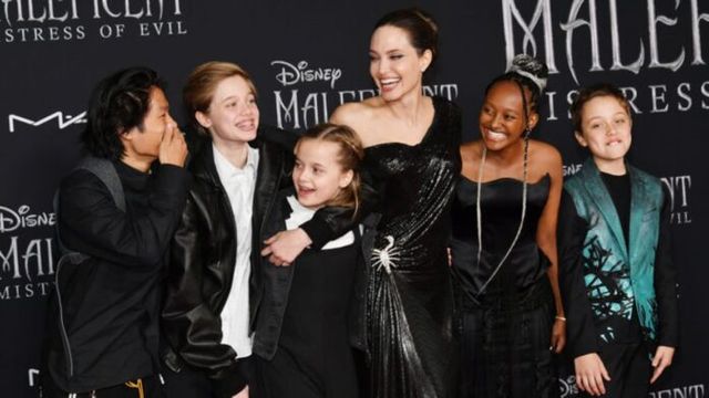 Анджеліна Джолі спокусливо оголила спину у шикарній сукні - фото 358894