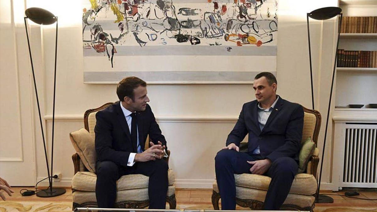 Олег Сенцов подарував Макрону свою тюремну чашку