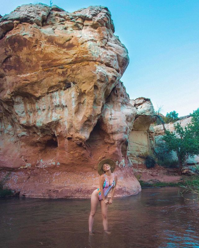 Сексуальна гравець у покер вразила фігурою на відпочинку - фото 359009