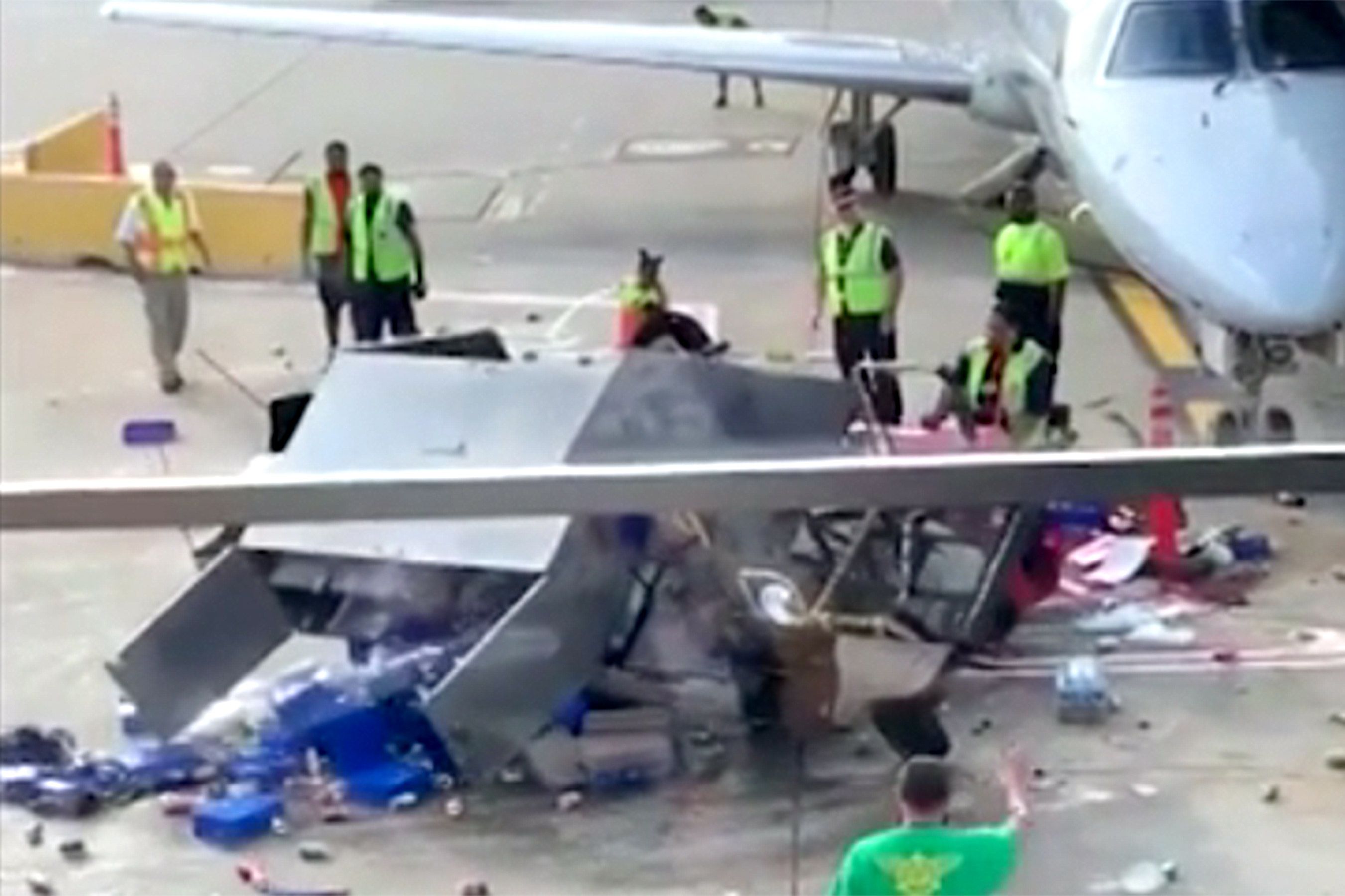 Повстання машин: в аеропорту Чикаго трапилась сутичка з візком (відео)