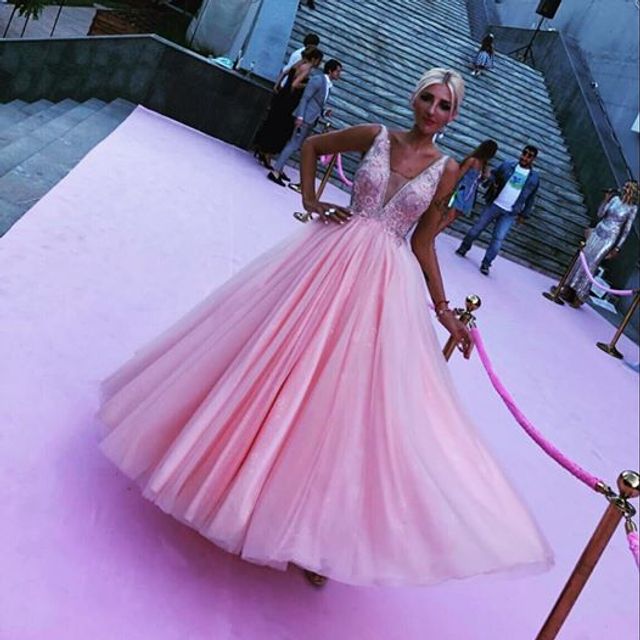 Пікантний фінал розмови прямо в Раді: як виглядає красуня, з якою спілкувався Кива - фото 359184