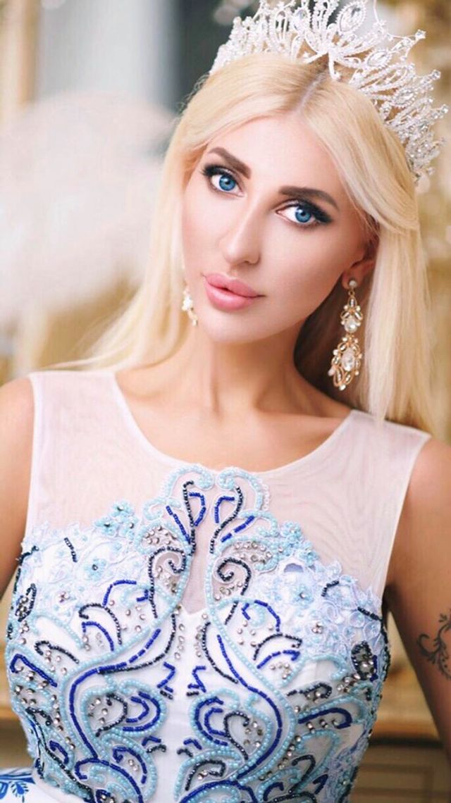 Пікантний фінал розмови прямо в Раді: як виглядає красуня, з якою спілкувався Кива - фото 359185