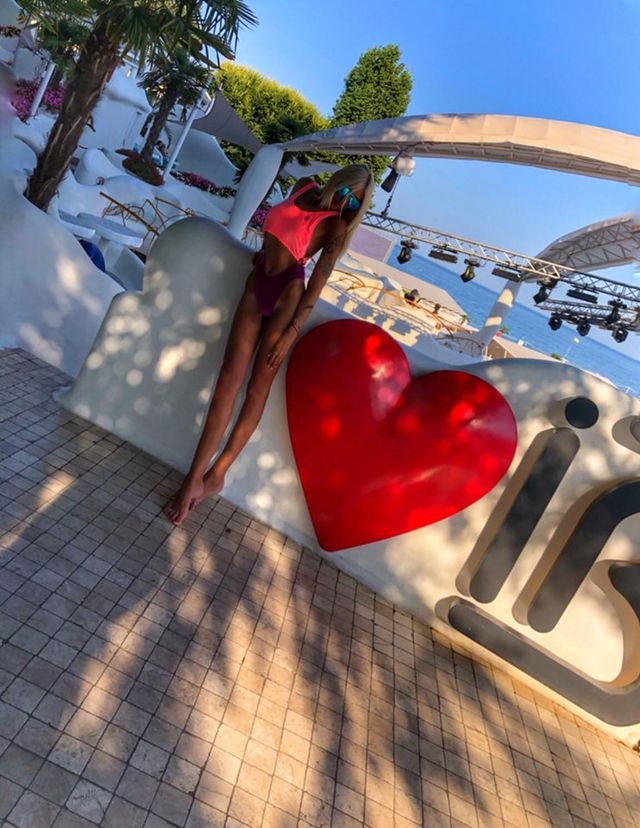 Пікантний фінал розмови прямо в Раді: як виглядає красуня, з якою спілкувався Кива - фото 359186