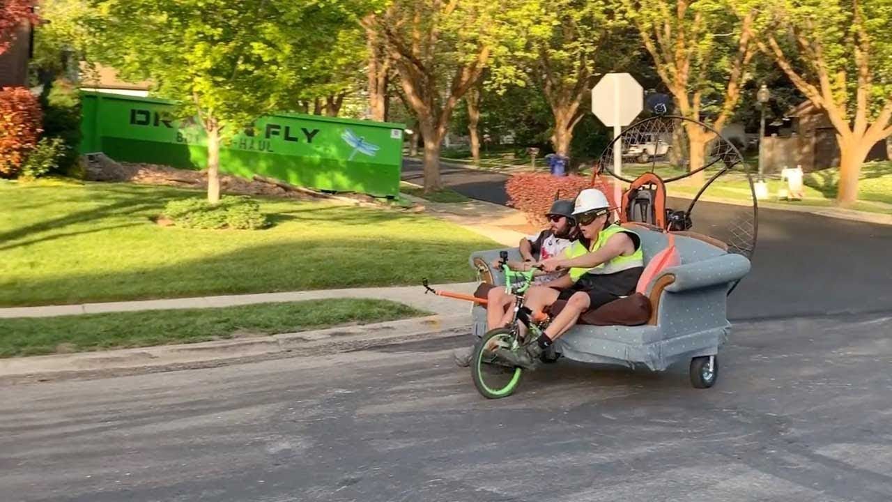 Американець приїхав у McDonald's на моторизованому дивані: кумедне відео