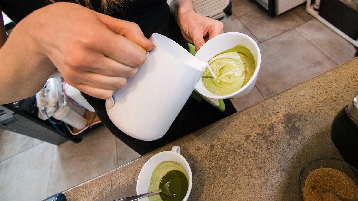 Лікарі розповіли про шкоду чаю з молоком