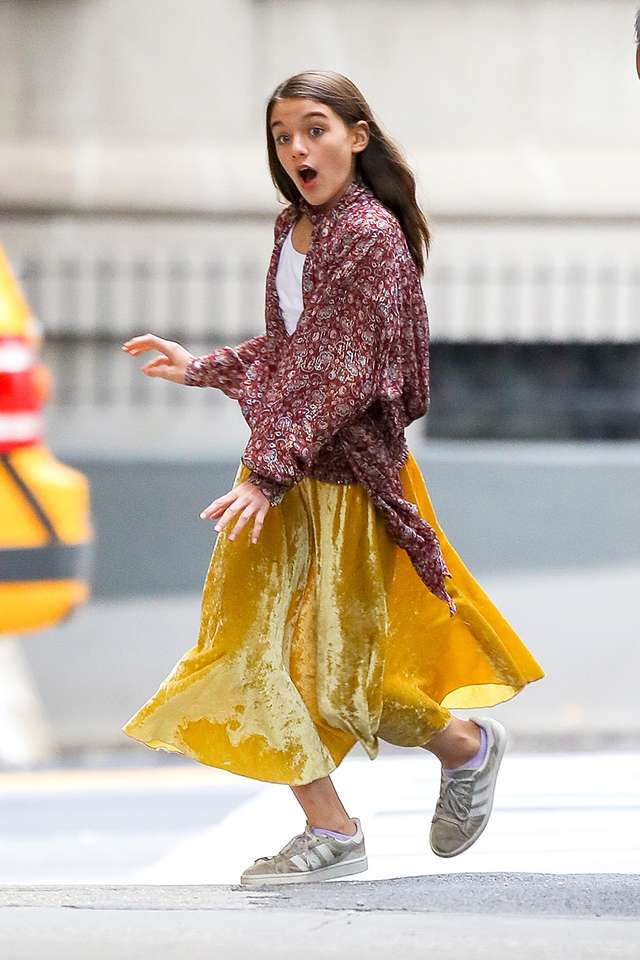 Донька Тома Круза прогулялася в яскравому вбранні по Нью-Йорку - фото 359371