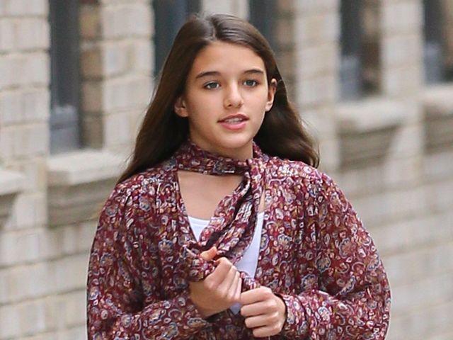 Донька Тома Круза прогулялася в яскравому вбранні по Нью-Йорку - фото 359372