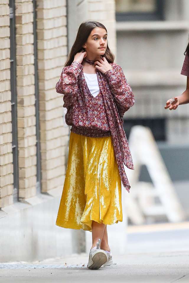 Донька Тома Круза прогулялася в яскравому вбранні по Нью-Йорку - фото 359373