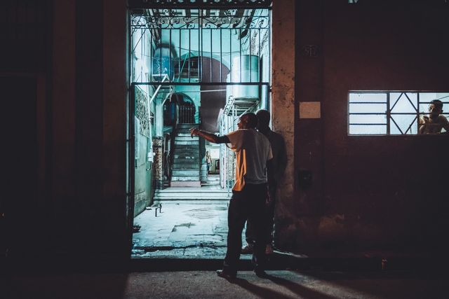 Життя на Кубі у вуличних знімках: яскраві кадри - фото 359410