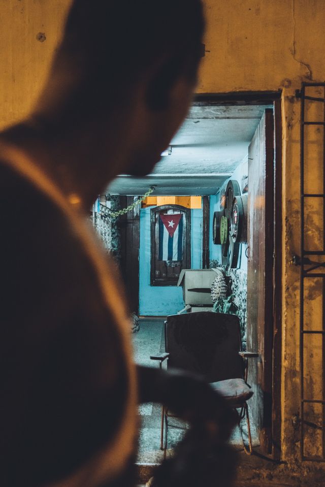 Життя на Кубі у вуличних знімках: яскраві кадри - фото 359412