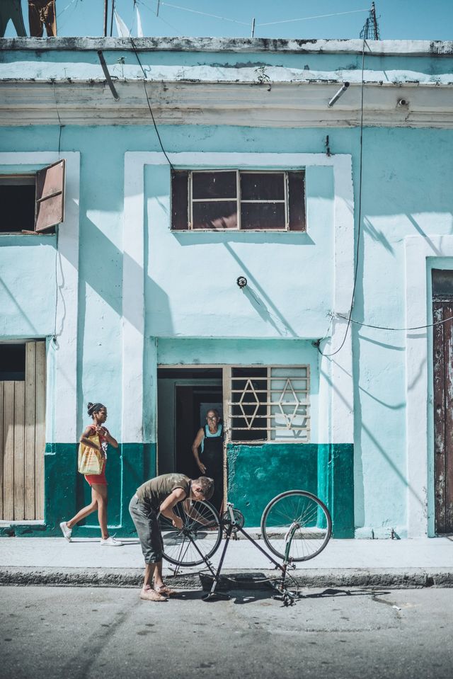 Життя на Кубі у вуличних знімках: яскраві кадри - фото 359413