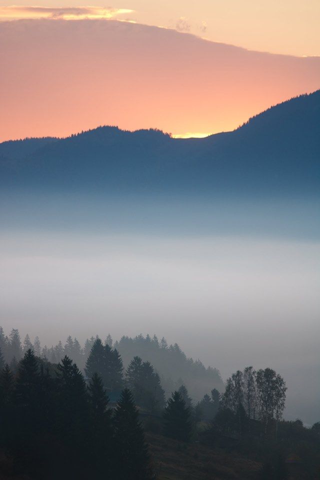 Осінній ранок у Карпатах: приголомшливі фото гір, які надихнуть вас на подорож - фото 359433