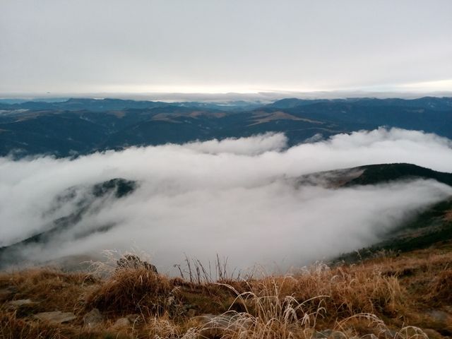 Осінній ранок у Карпатах: приголомшливі фото гір, які надихнуть вас на подорож - фото 359437