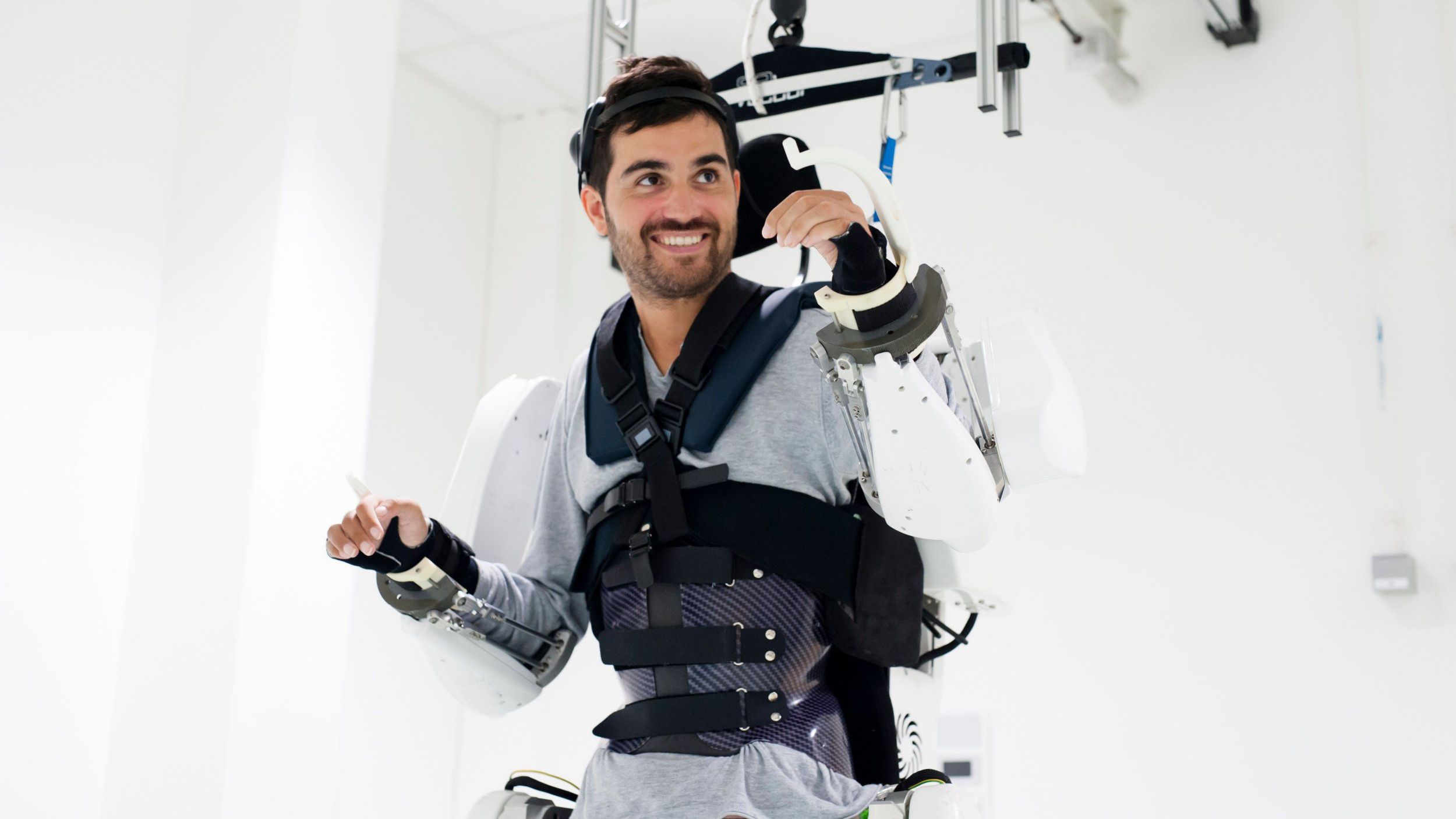 Паралізований пацієнт зміг вперше пройти в екзоскелеті: відео