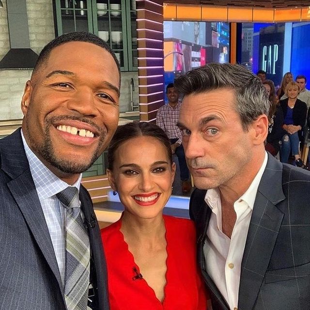 Наталі Портман похвалилася шикарною фігурою в червоній сукні - фото 359577