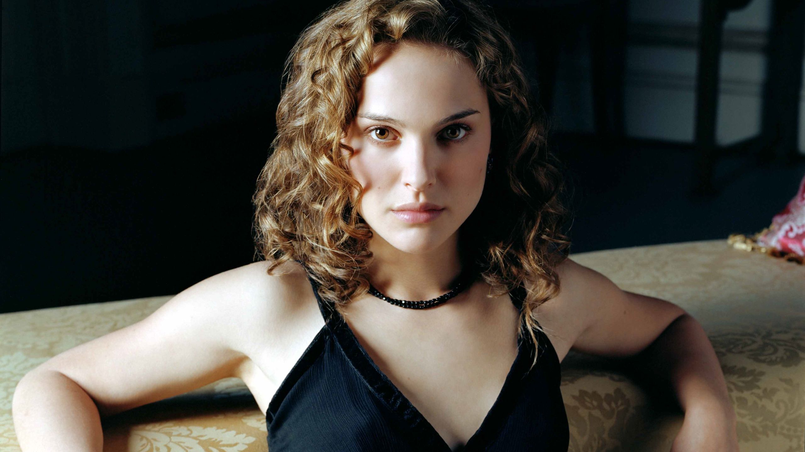 Наталі Портман похвалилася шикарною фігурою в червоній сукні