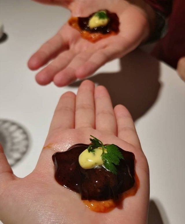 У долоньці та на лопаті: епічні фото дивної подачі страв у закладах - фото 359677