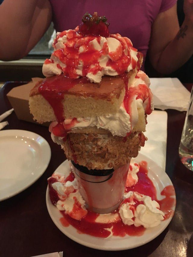 У долоньці та на лопаті: епічні фото дивної подачі страв у закладах - фото 359681