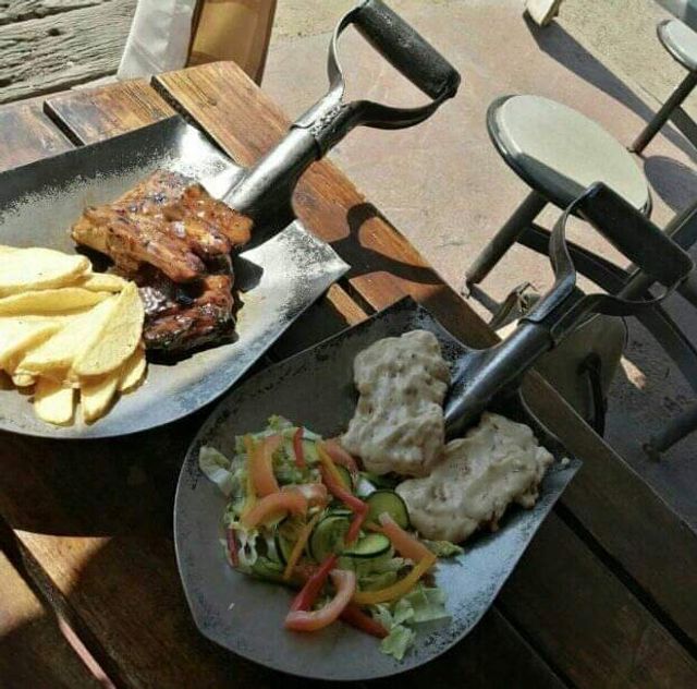 У долоньці та на лопаті: епічні фото дивної подачі страв у закладах - фото 359682