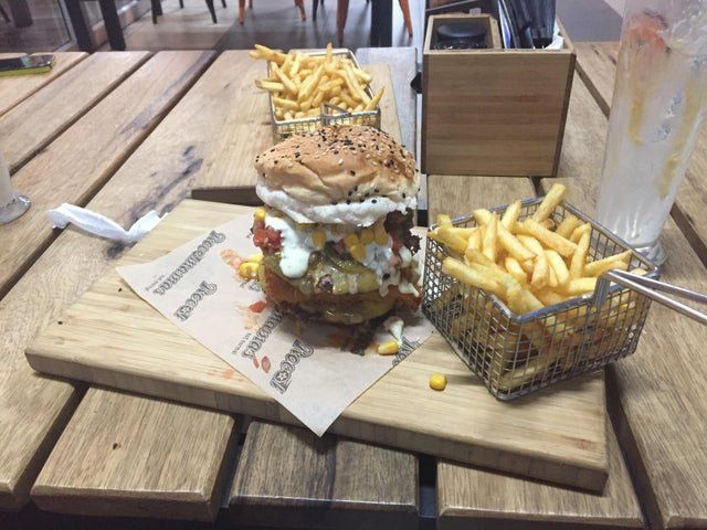 У долоньці та на лопаті: епічні фото дивної подачі страв у закладах - фото 359684