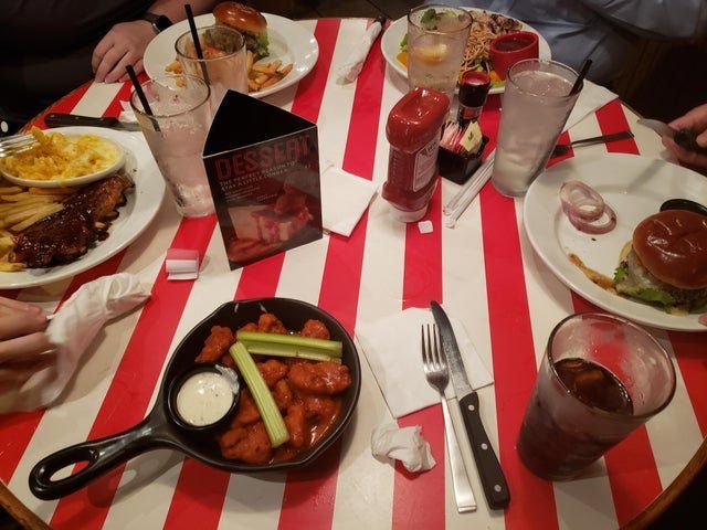 У долоньці та на лопаті: епічні фото дивної подачі страв у закладах - фото 359687