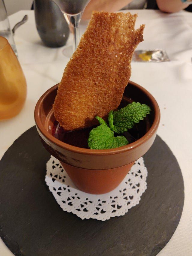 У долоньці та на лопаті: епічні фото дивної подачі страв у закладах - фото 359688