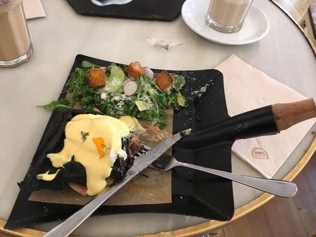 У долоньці та на лопаті: епічні фото дивної подачі страв у закладах - фото 359690