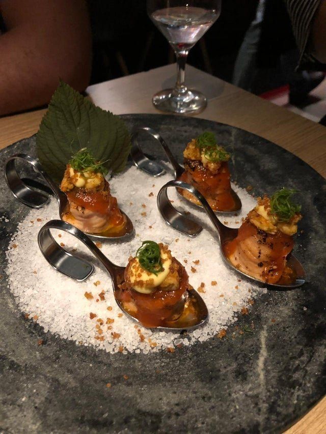 У долоньці та на лопаті: епічні фото дивної подачі страв у закладах - фото 359692