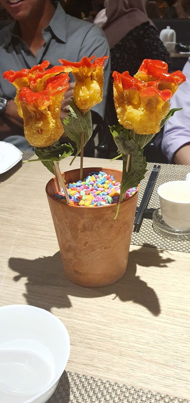 У долоньці та на лопаті: епічні фото дивної подачі страв у закладах - фото 359694