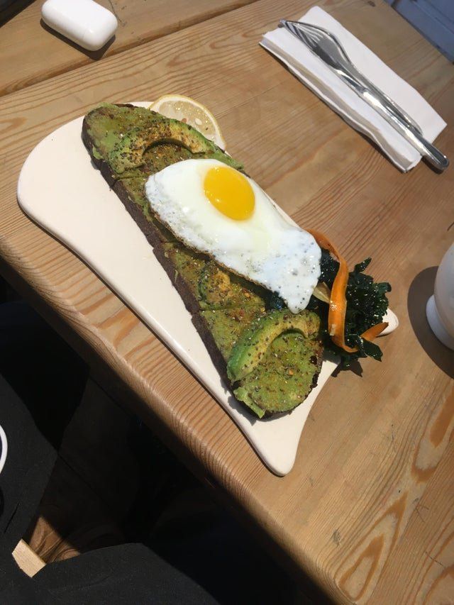 У долоньці та на лопаті: епічні фото дивної подачі страв у закладах - фото 359695