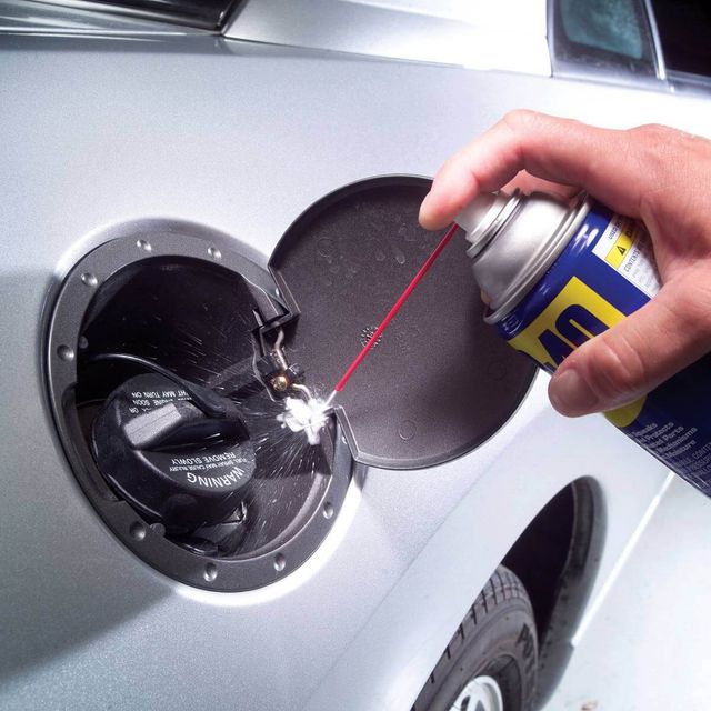 Ці місця в авто треба обов'язково змастити перед зимою - фото 359758