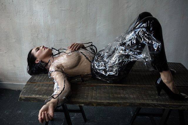 Даша Астаф'єва знялася топлес у гарячій фотосесії (18+) - фото 359868