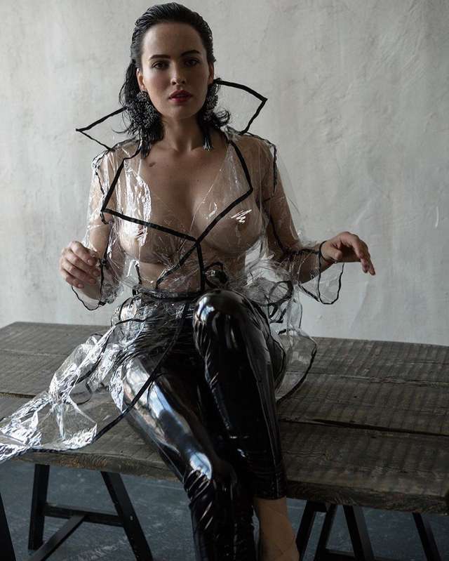 Даша Астаф'єва знялася топлес у гарячій фотосесії (18+) - фото 359870