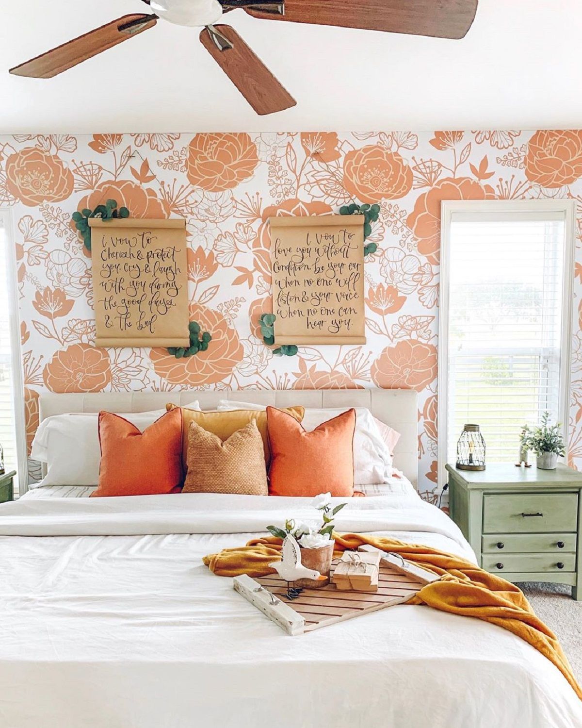 Блогерка показала ремонт спальні, але зіркою став її чоловік (відео)