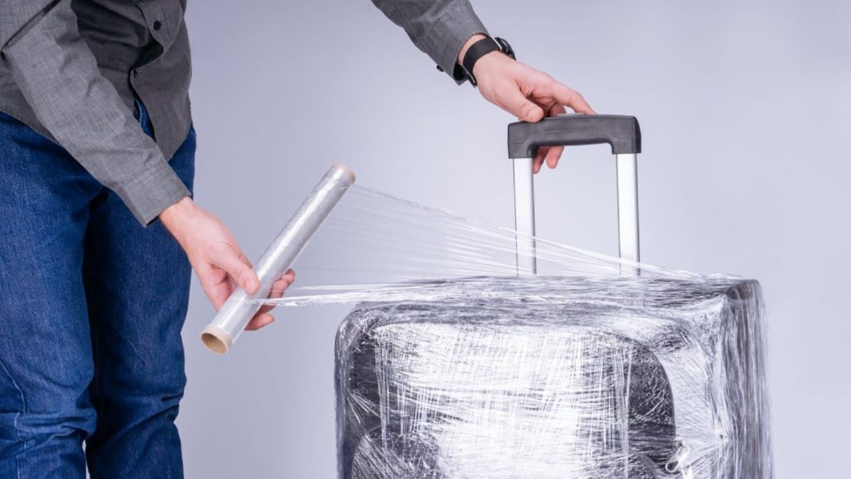Чому не варто обмотувати валізу плівкою