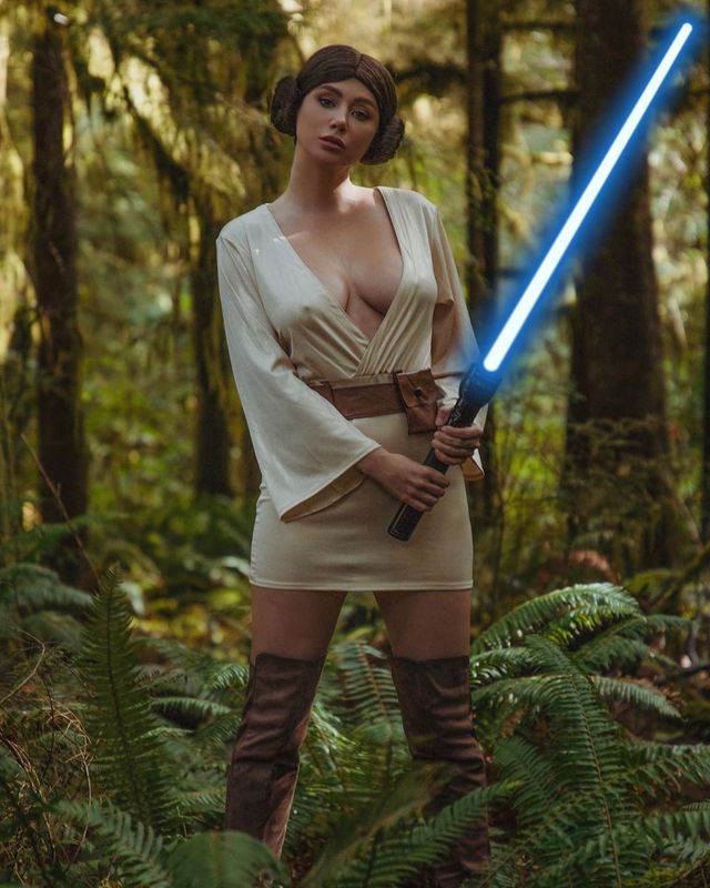 Сексуальна принцеса Лея: блогерка розбурхала пікантним образом (18+) - фото 360276