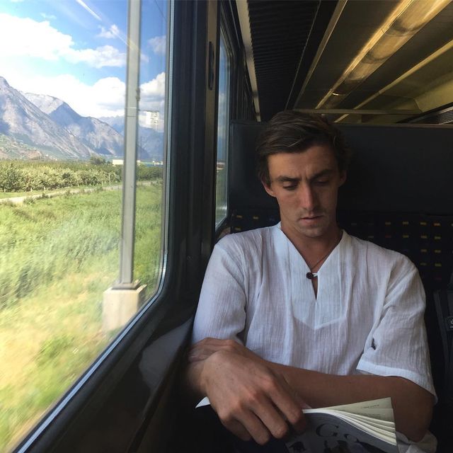 Читати – сексуально: цей профіль з чоловіками підкорює Instagram - фото 360311