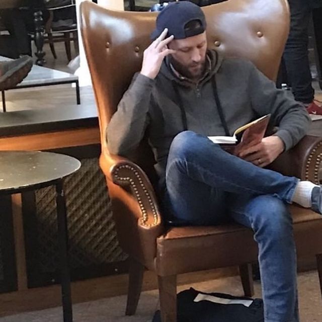 Читати – сексуально: цей профіль з чоловіками підкорює Instagram - фото 360313