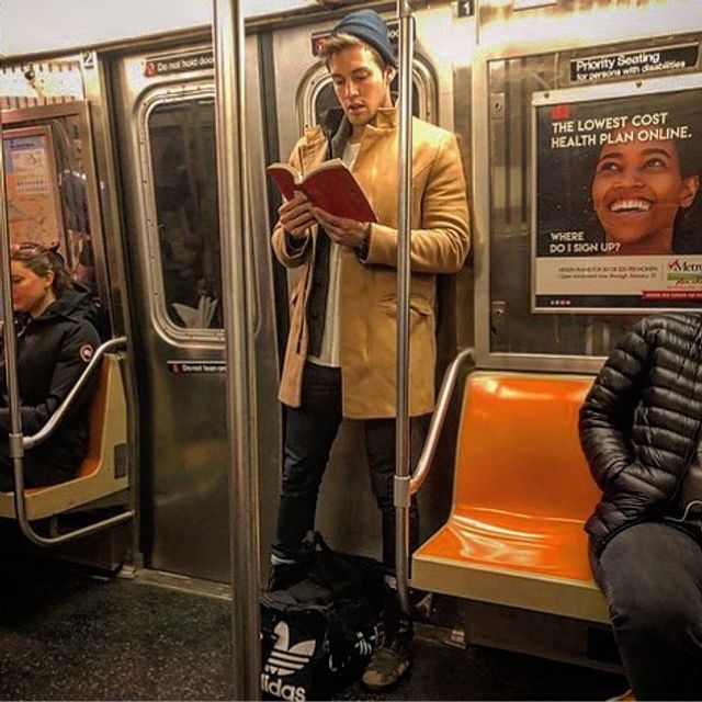 Читати – сексуально: цей профіль з чоловіками підкорює Instagram - фото 360314