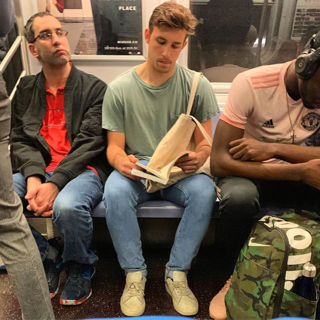 Читати – сексуально: цей профіль з чоловіками підкорює Instagram - фото 360315