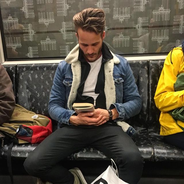 Читати – сексуально: цей профіль з чоловіками підкорює Instagram - фото 360316