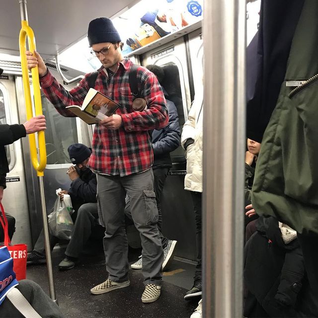 Читати – сексуально: цей профіль з чоловіками підкорює Instagram - фото 360318