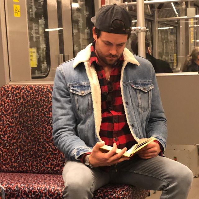 Читати – сексуально: цей профіль з чоловіками підкорює Instagram - фото 360319