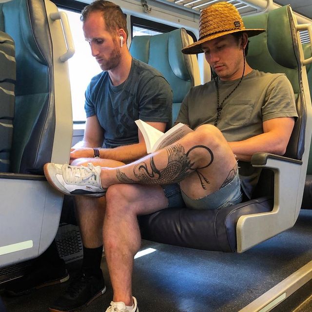 Читати – сексуально: цей профіль з чоловіками підкорює Instagram - фото 360321