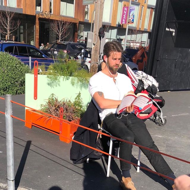 Читати – сексуально: цей профіль з чоловіками підкорює Instagram - фото 360322