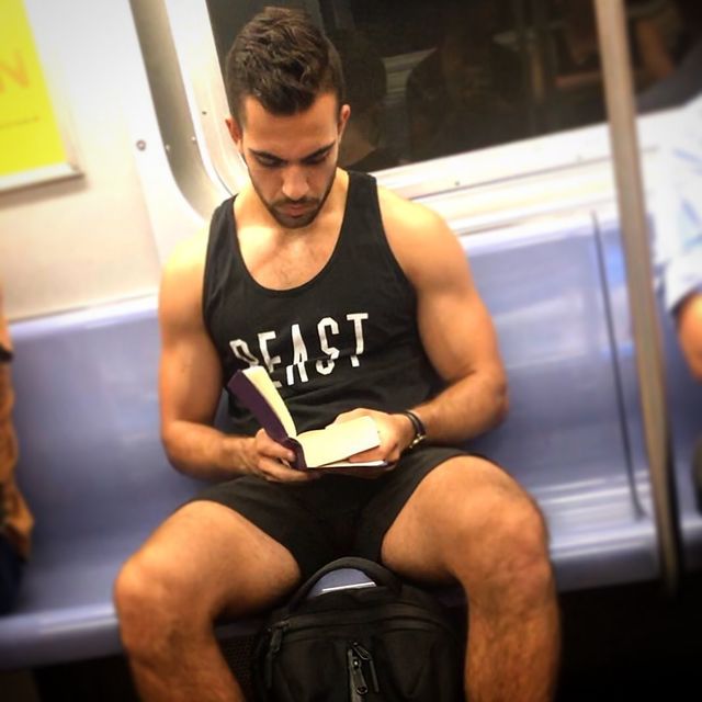 Читати – сексуально: цей профіль з чоловіками підкорює Instagram - фото 360323