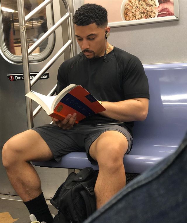 Читати – сексуально: цей профіль з чоловіками підкорює Instagram - фото 360324