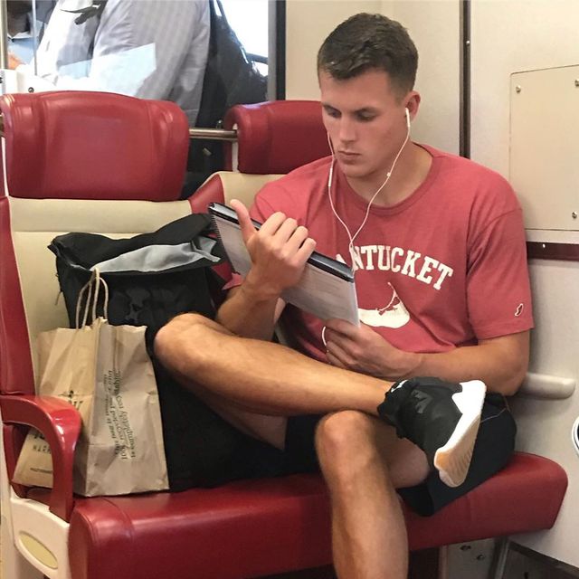 Читати – сексуально: цей профіль з чоловіками підкорює Instagram - фото 360325