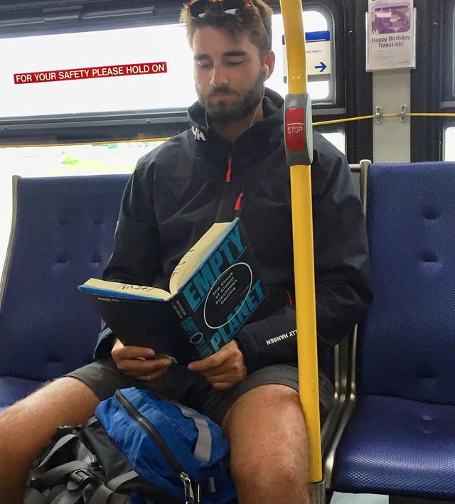 Читати – сексуально: цей профіль з чоловіками підкорює Instagram - фото 360326